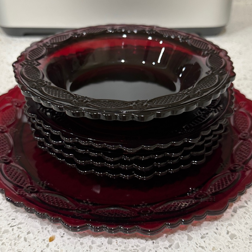 Avon 1876 Cape Cod Elegant Red Glass Plate Set
4 plates and 1 large platter
